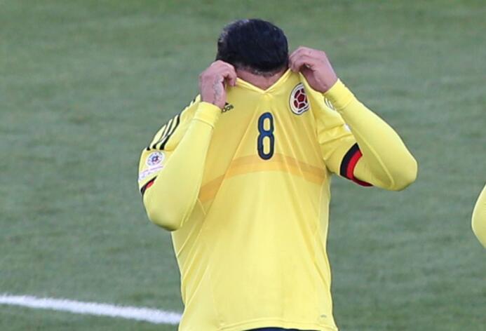 Edwin Cardona sancionado por FIFA cinco juegos por hacer gesto racista g...