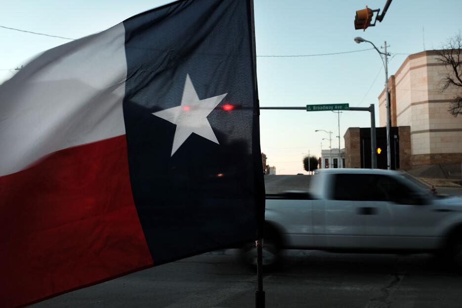 El precio del petróleo intermedio de Texas cerró por debajo de los 27 dó...