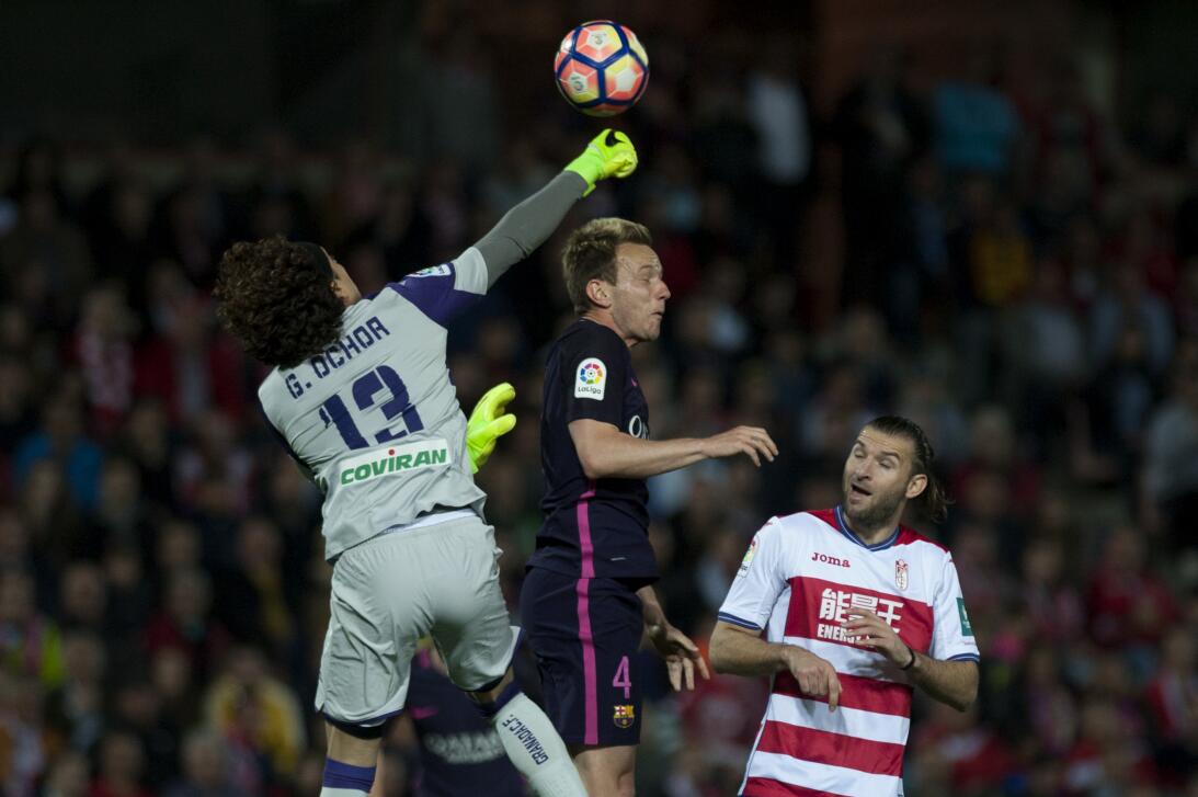 'Memo' Ochoa no pudo evitar la goleada del Granada ante el Barcelona Get...