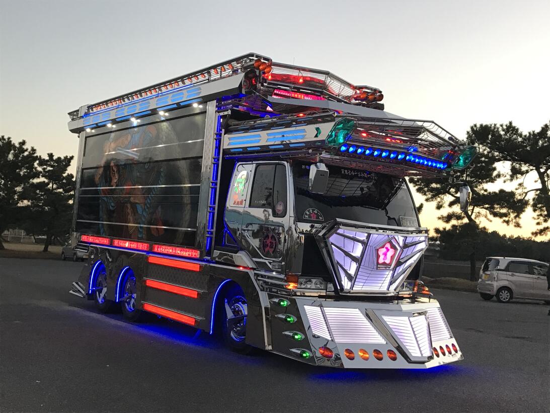 Conoce la moda japonesa de decorar camiones llamada ‘Dekotora’ Univision