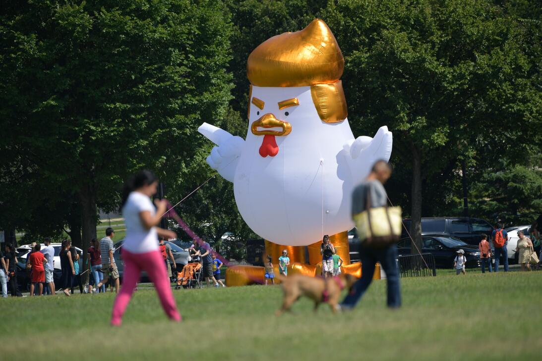Un pollo gigante inflable aparece frente a la Casa Blanca