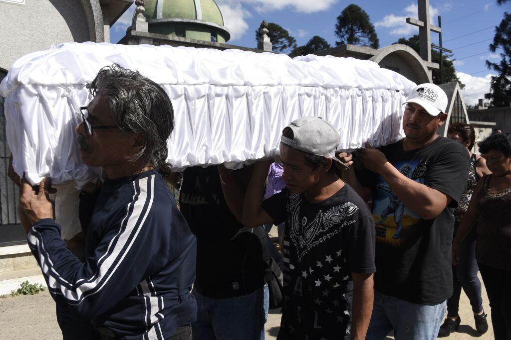 Guatemala comienza los funerales por las 36 adolescentes muertas por un...