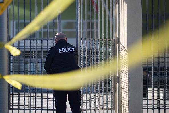 Un policía cierra un centro del Distrito Escolar Unificado de Los Ángeles