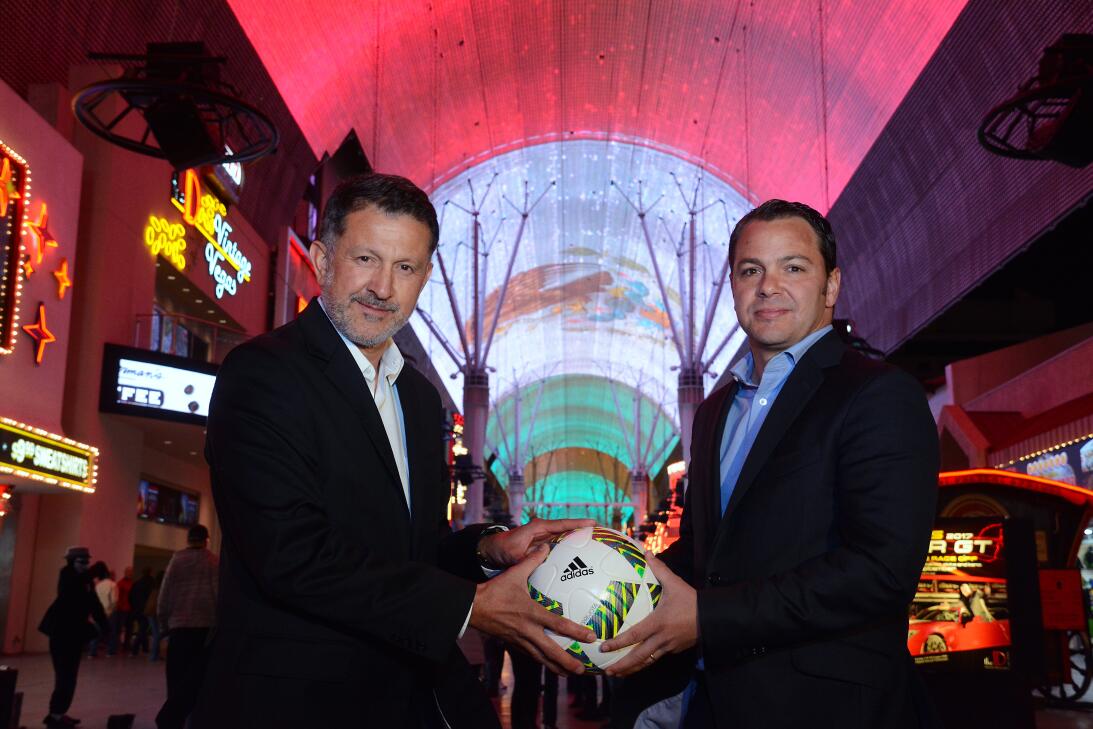 Juan Carlos Osorio y la bandera mexicana más grande del mundo