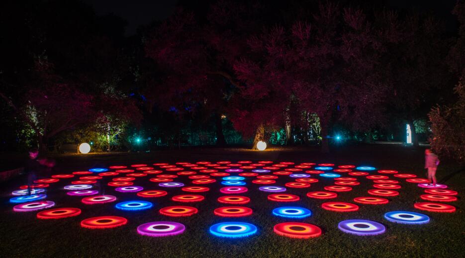 Actividad de luces interactiva en Descanso Gardens, en California.