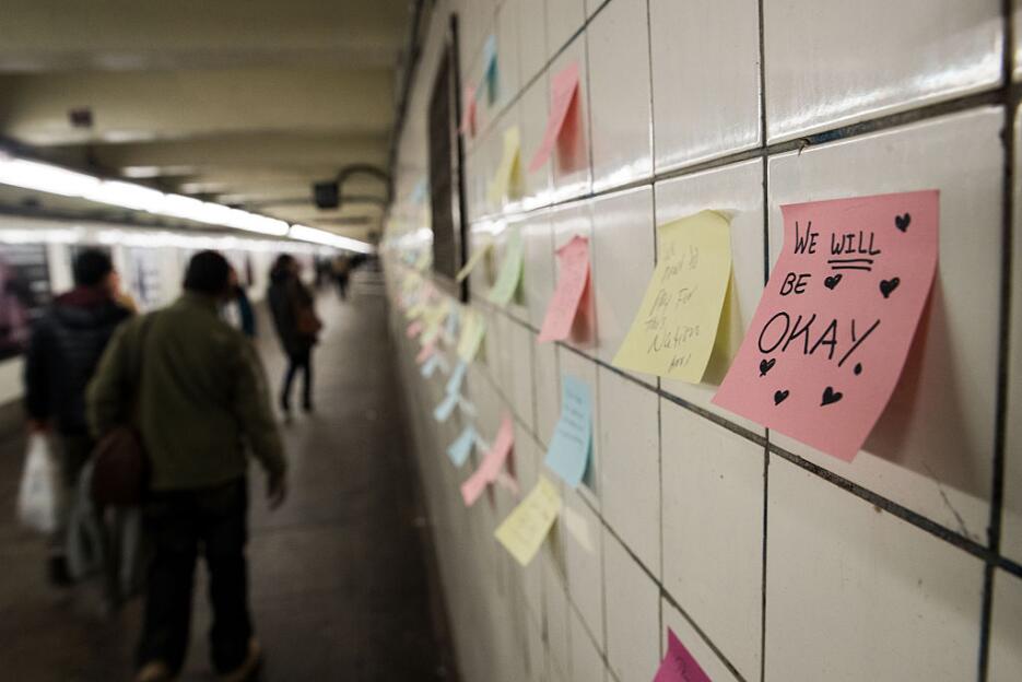 En "Terapia del subway", el artista Matthew Chavez aprovecha l...