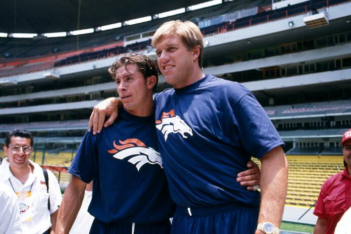 Peyton Manning, Dan Marino, John Elway han pisado la cancha del Azteca