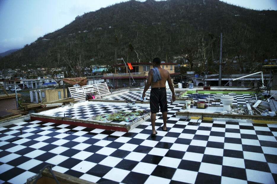 Néstor Serrano camina en la planta superior de su casa en Yabucoa, Puert...