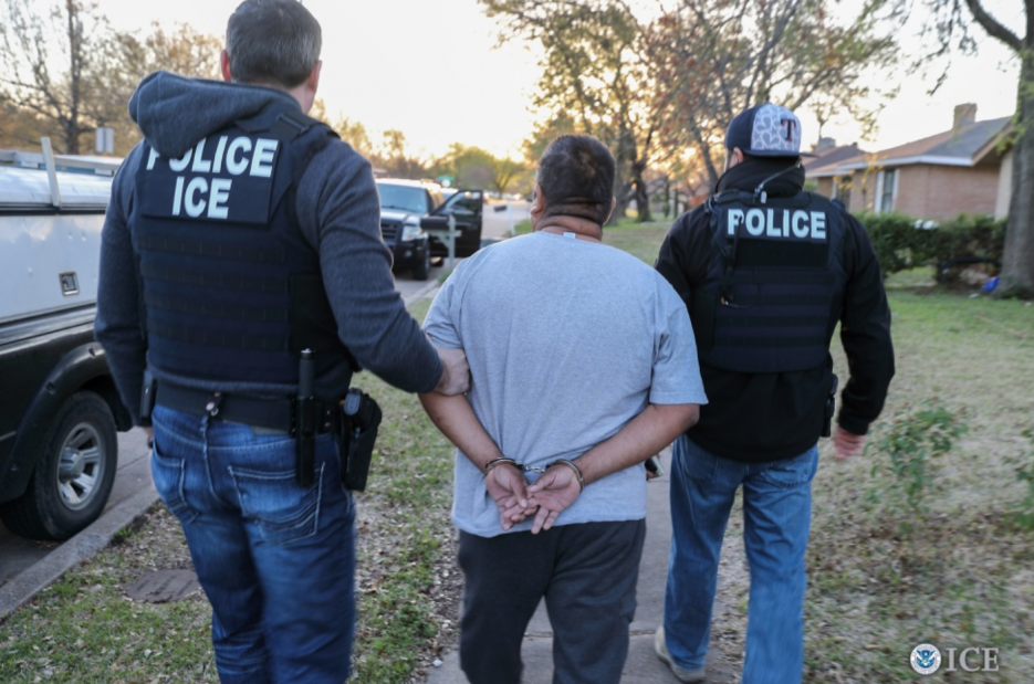 En fotos: Agentes de ICE realizan arrestos en el norte de Texas screen-s...