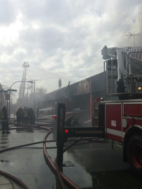 Mira las labores de los bomberos de Chicago por apagar incendio en Flea...