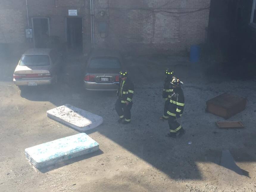 Bomberos luchan para combartir las llamas en dos eficios en Cicero