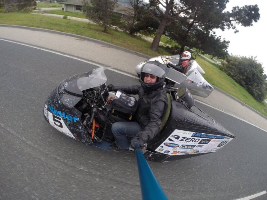 Terry Hershner en su moto eléctrica modificada