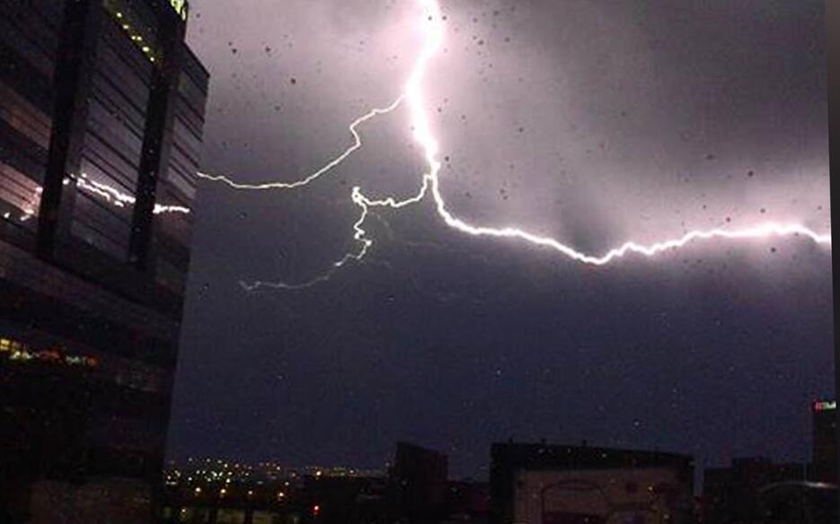 Retrato de una tormenta eléctrica: imágenes captadas por residentes de H...