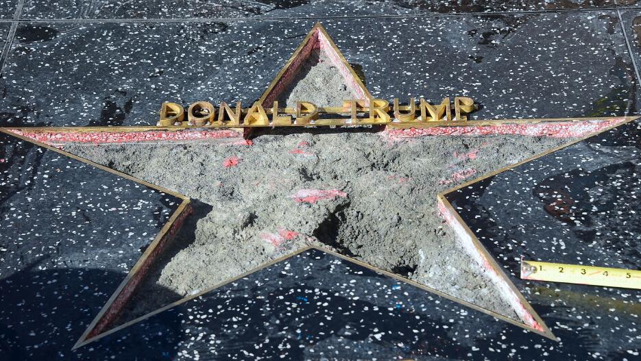 Así repararon la estrella de Trump en el Paseo de la Fama