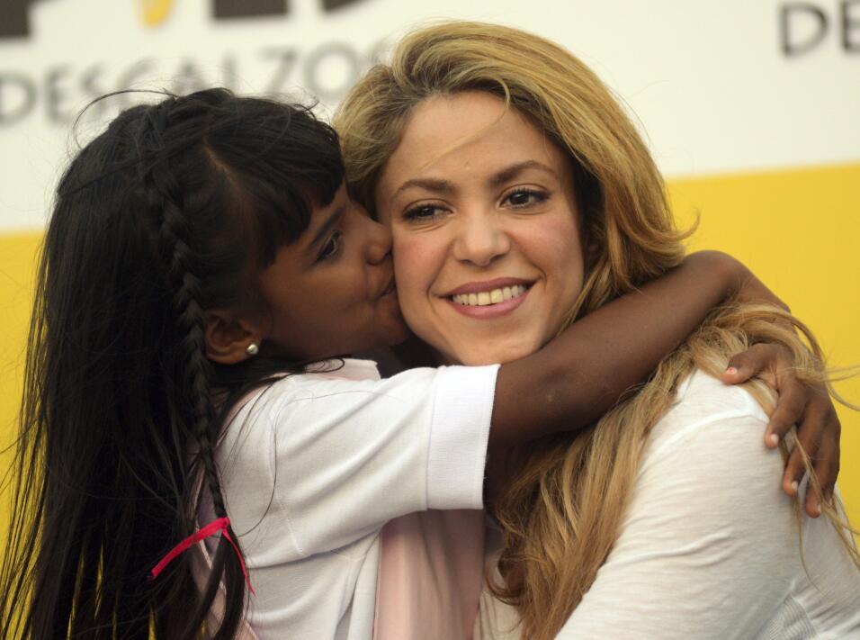 Resultado de imagen para shakira con niños de color