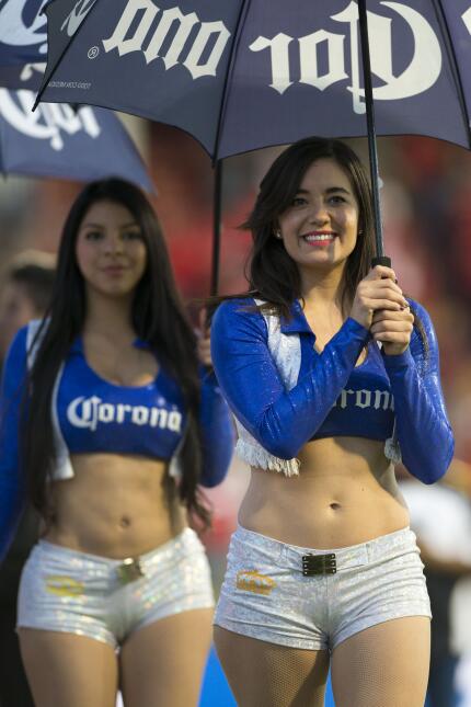 La belleza de las porristas en la vuelta de cuartos de final del Apertur...