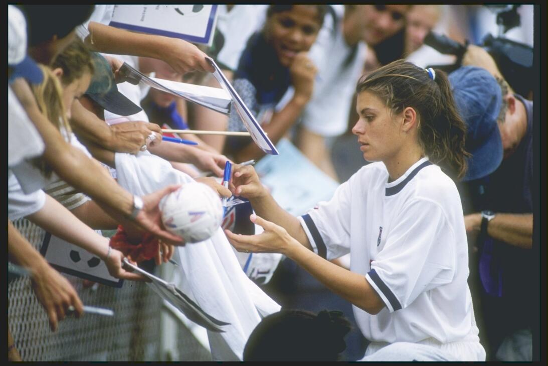 Los 45 años de Mia Hamm, 'la Pelé del fútbol femenino' GettyImages-13864...