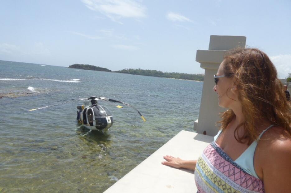 Imágenes del helicóptero accidentado en la playa de Vega Alta.