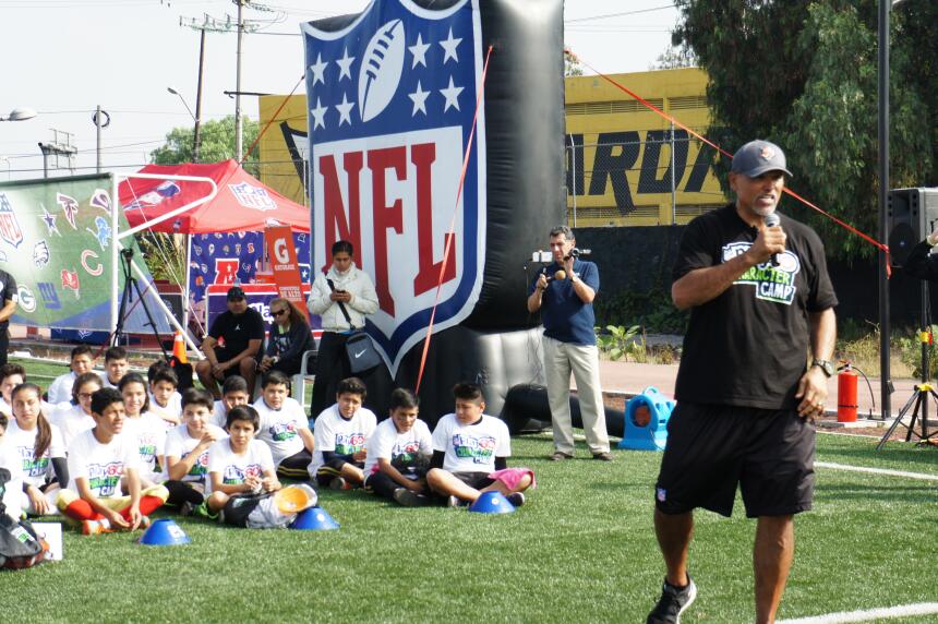 En el Play 60 Character Camp, Anthony Muñoz compartió los valores del ju...