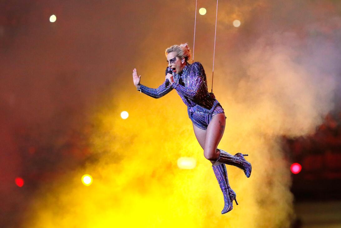 Lady Gaga le 'dio vuelo' al espectáculo de medio tiempo en el Super Bowl...