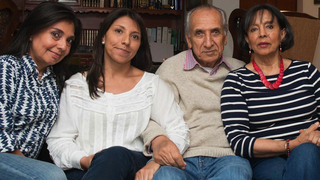 Los padres de Claudia y Carolina les dieron vida dos veces: al procrearl...