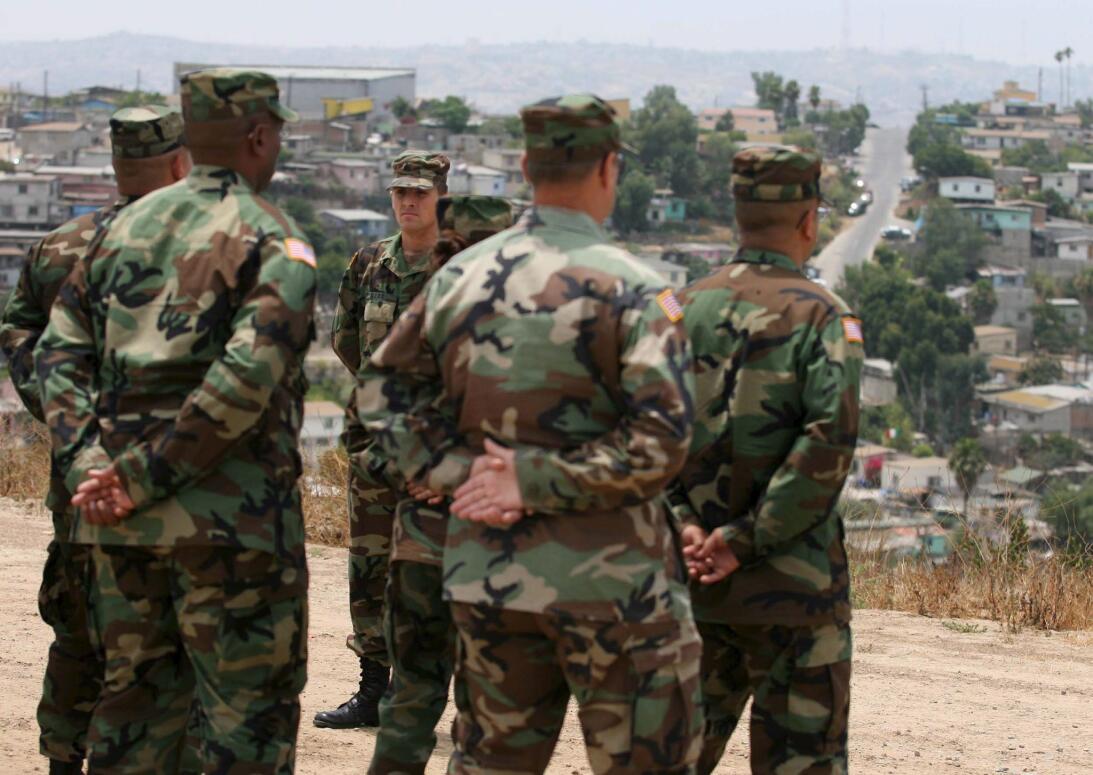 En territorio estadounidense. Voluntarios de la Guardia Nacional observa...
