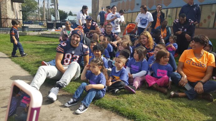 Bears ayudan en la construcción de un área para niños