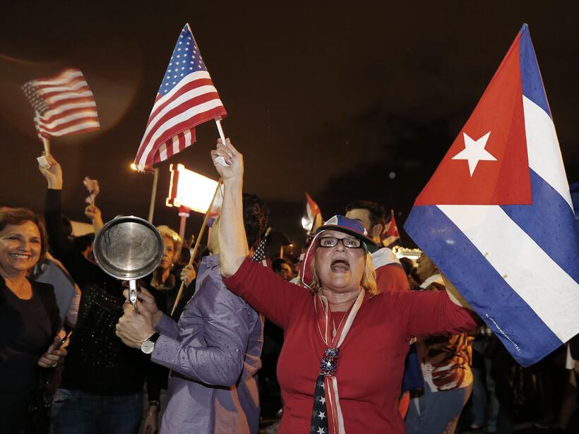 Cubanoamericanos celebran en las calles de la Pequeña Habana, al conocer...