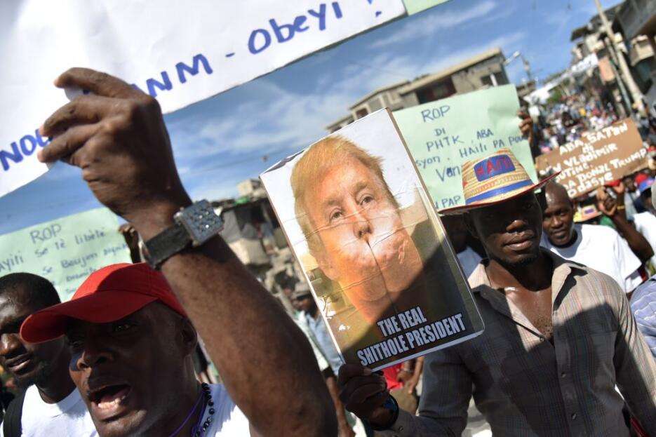 Fotos: Cientos salen a las calles indignados con Trump por la refefencia...
