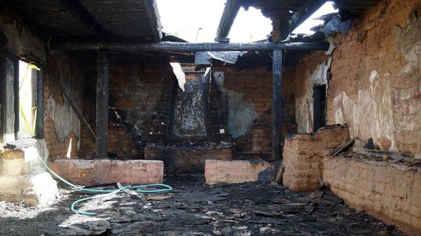 Imagen de la capilla de la misión consumida por el fuego.