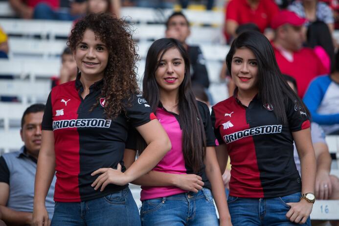El colorido de la afición en la Jornada 13