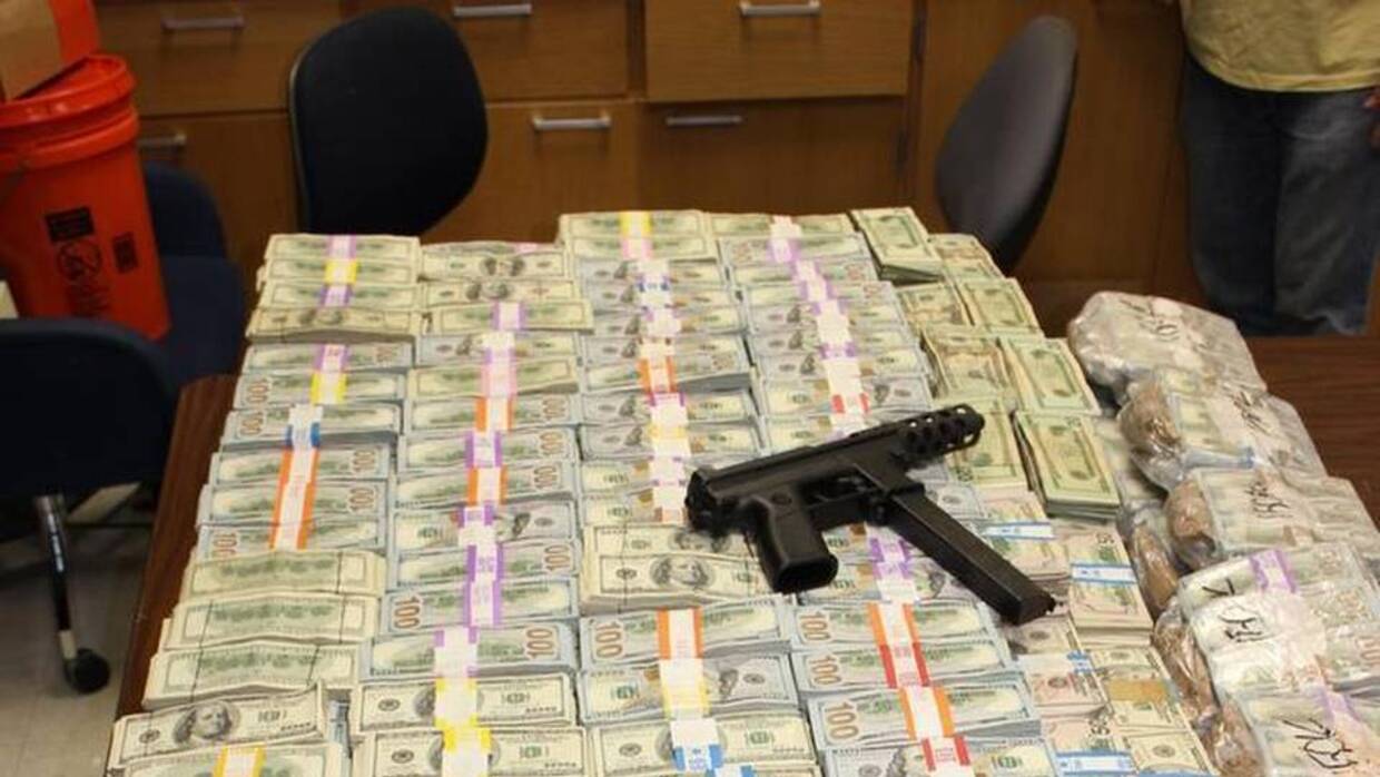 Miami police make their biggestever cash bust during drug raid Univision