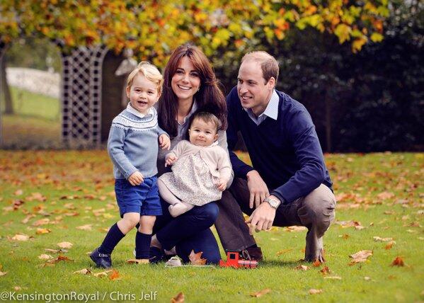 William y Kate nos presentan una nueva foto con los príncipes George y C...
