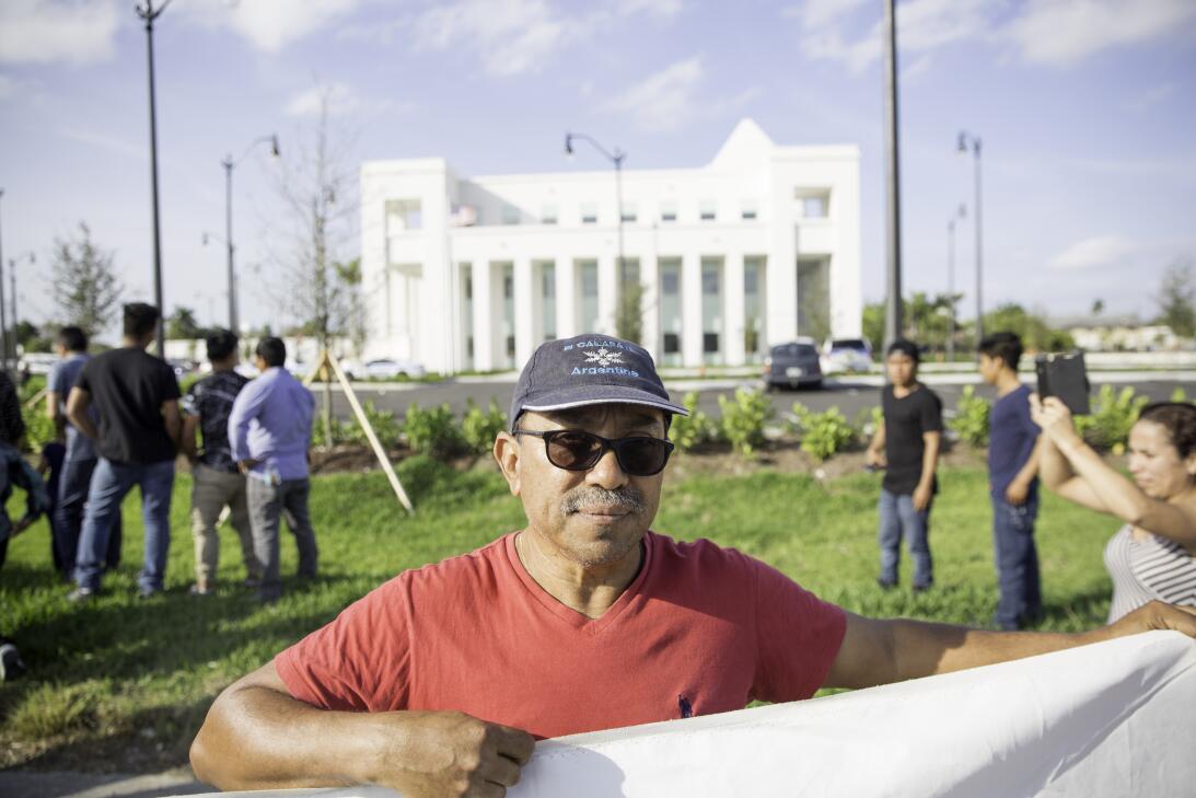 Germán Martínez es un carpintero originario de El Salvador que vive en H...