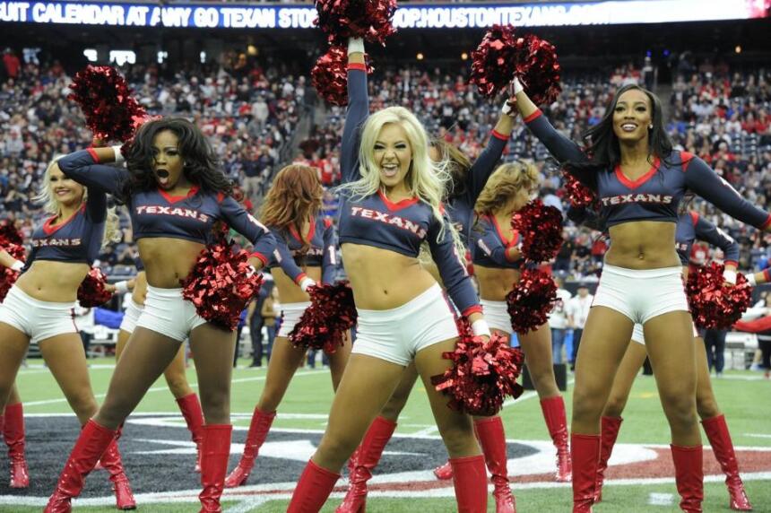 Las bellezas de los Houston Texans durante el partido de comodines ante...