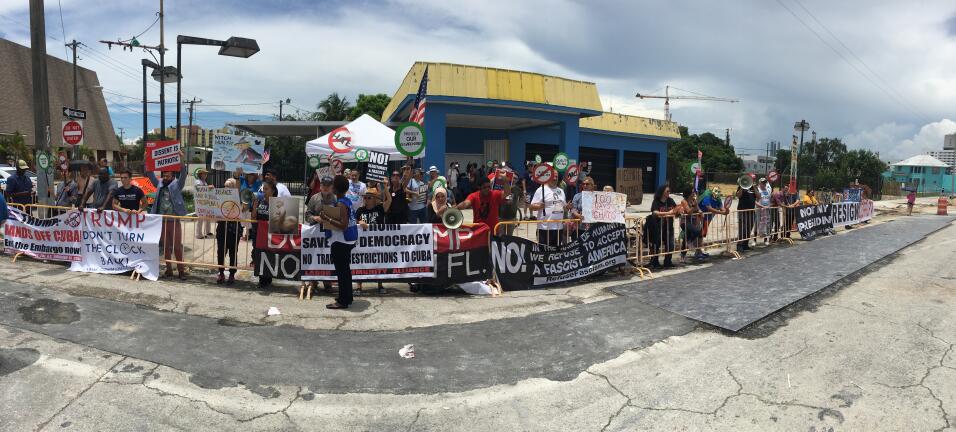 Manifestantes política de Trump hacia Cuba