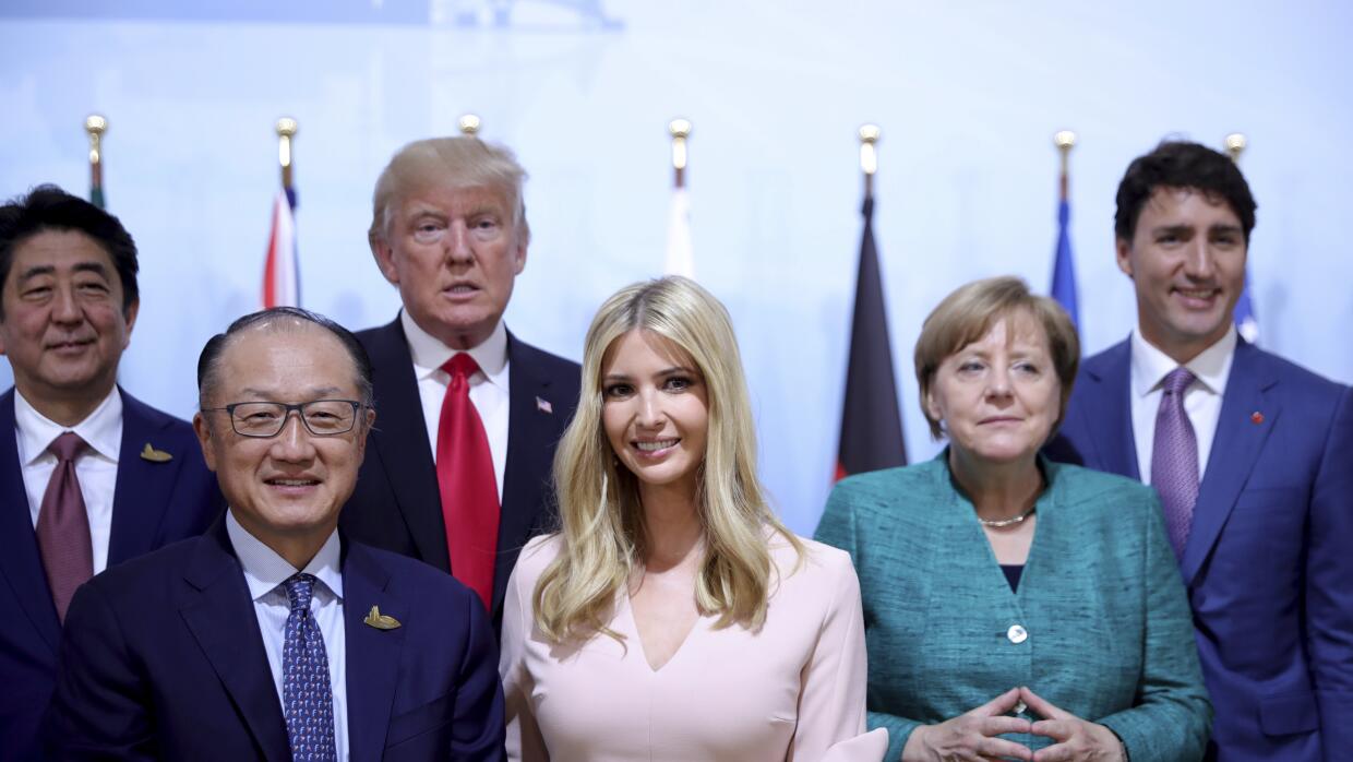Ivanka Trump junto a Jim Yong Kim (presidente de Banco Mundial). Detrás...