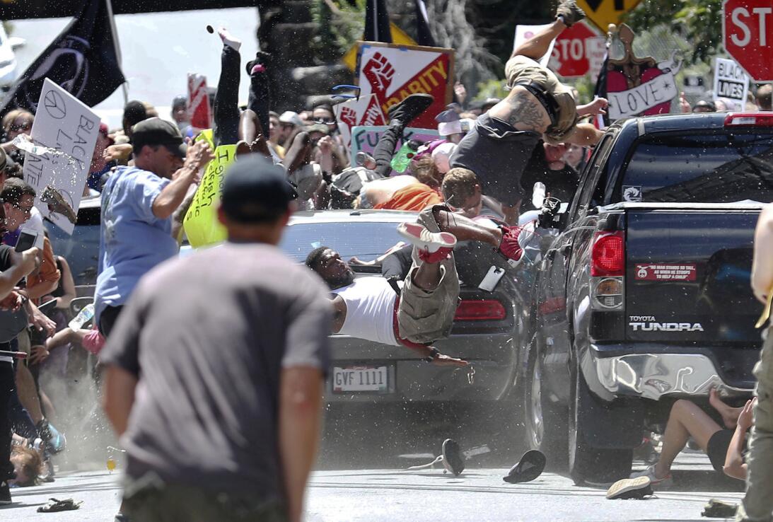 En fotos: Así fue el violento atropello durante una marcha de supremacis...