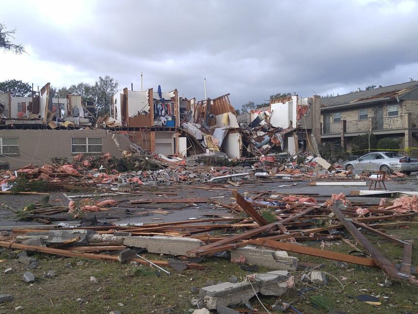 El paso de un tornado en Pensacola dejó varias casas destruidas y a mile...