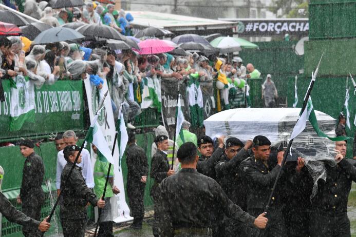 Más de 100,000 personas se dieron cita en el estadio del equipo para rec...