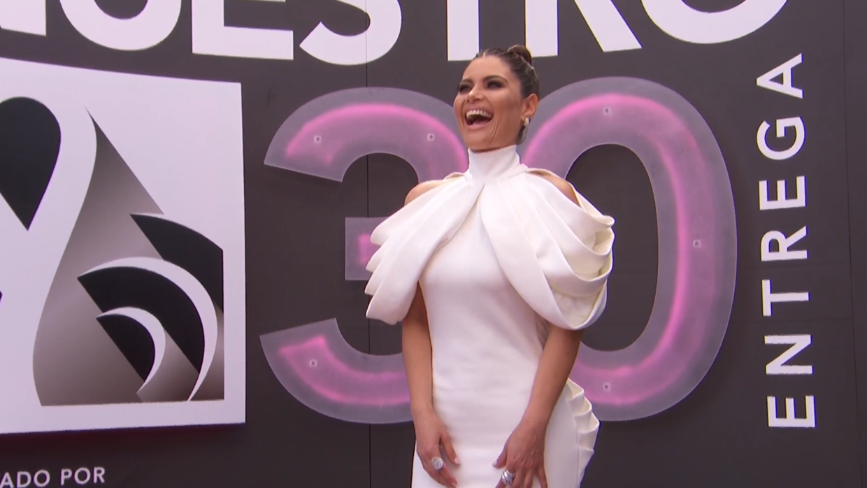 Chinquinquirá Delgado en la alfombra magenta de Premio Lo Nuestro 