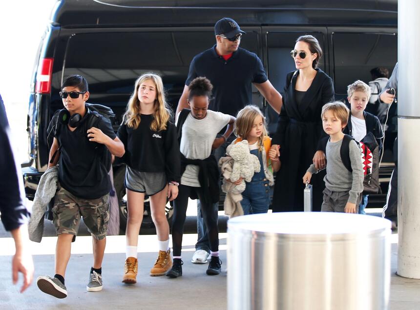 Angelina con sus hijos en el aeropuerto.