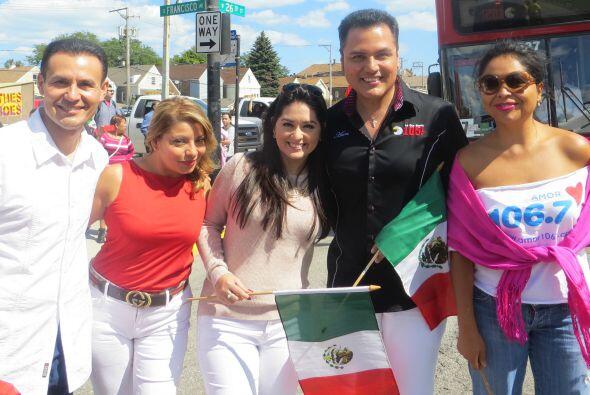 Talento de Univision dijo presente en el desfile de La Villita.