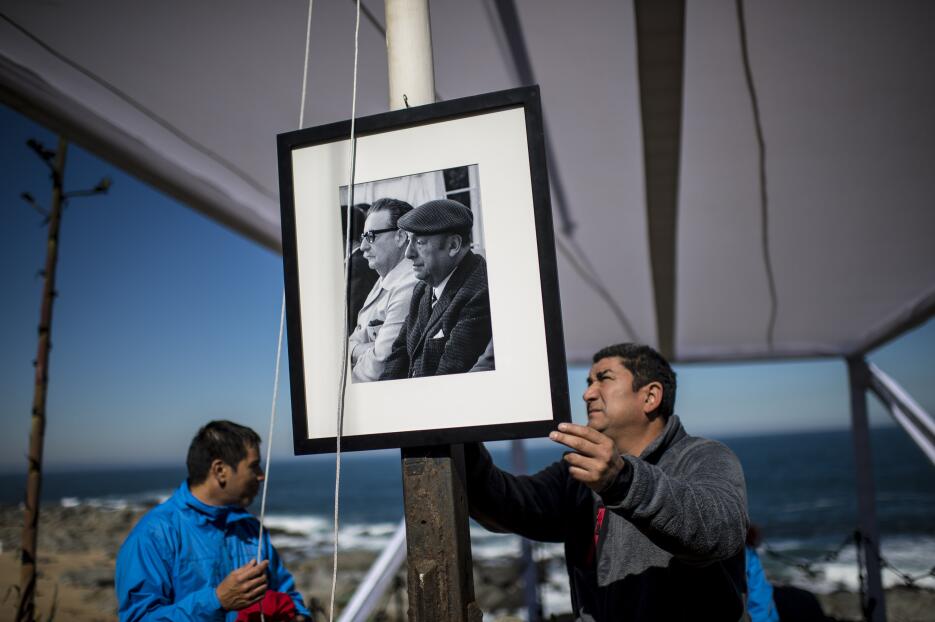 Neruda vuelve a su tumba frente al mar con las dudas sobre su muerte vig...