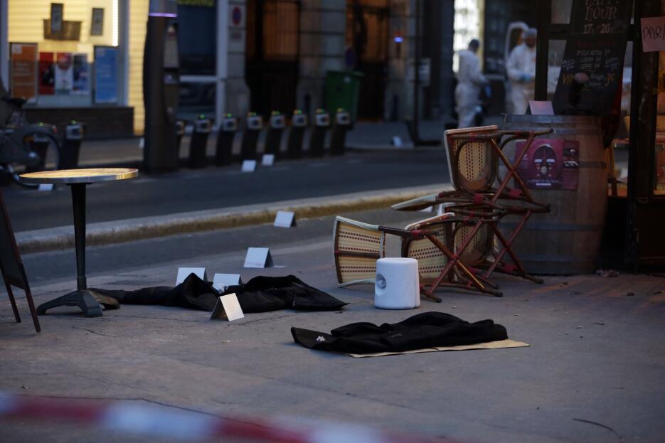 Aspecto del café Voltaire al día siguiente del ataque.