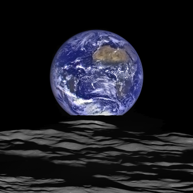 La nueva imagen muestra el superficie de la luna en el primer plano, con...