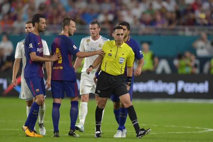 Rakitic se enojó con Marrufo GettyImages-824368582.jpg