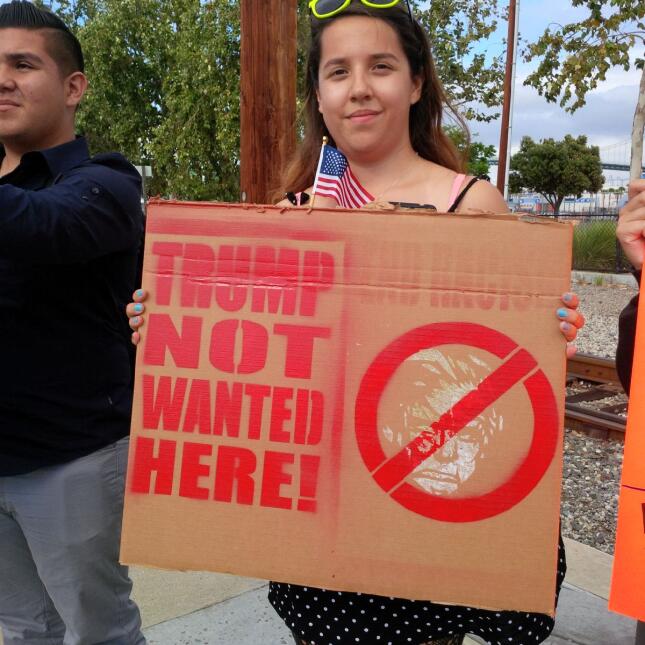Activistas y simpatizantes se dieron cita en Long Beach donde Trump pres...