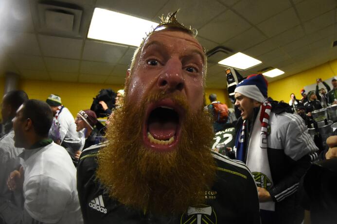 Los excéntricos festejos de Nat Borchers: ¡sus compañeros le cortan la b...