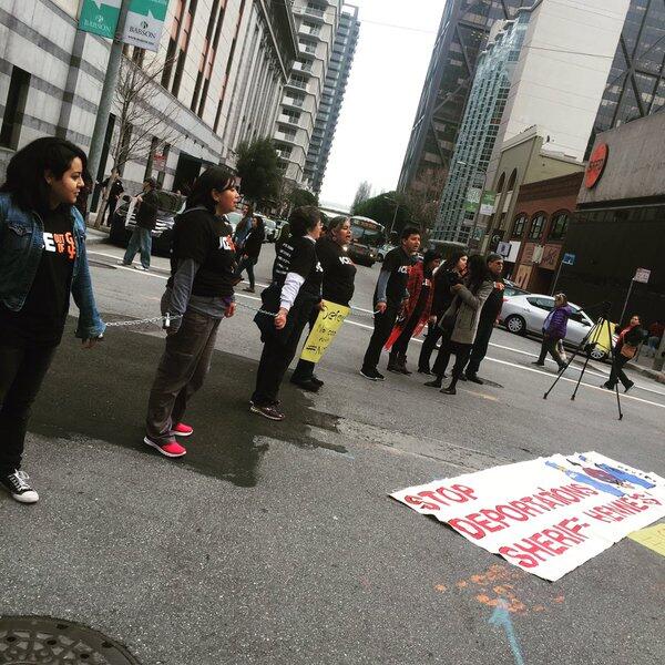 Decenas de personas protestaron frente a las oficinas del ICE en contra...